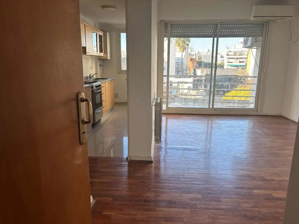 Departamento con balcón y parquet