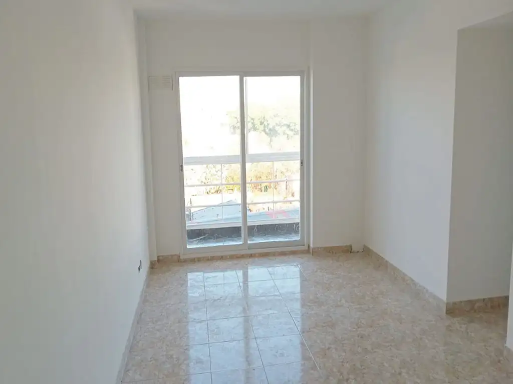 Departamento con balcón al contrafrente