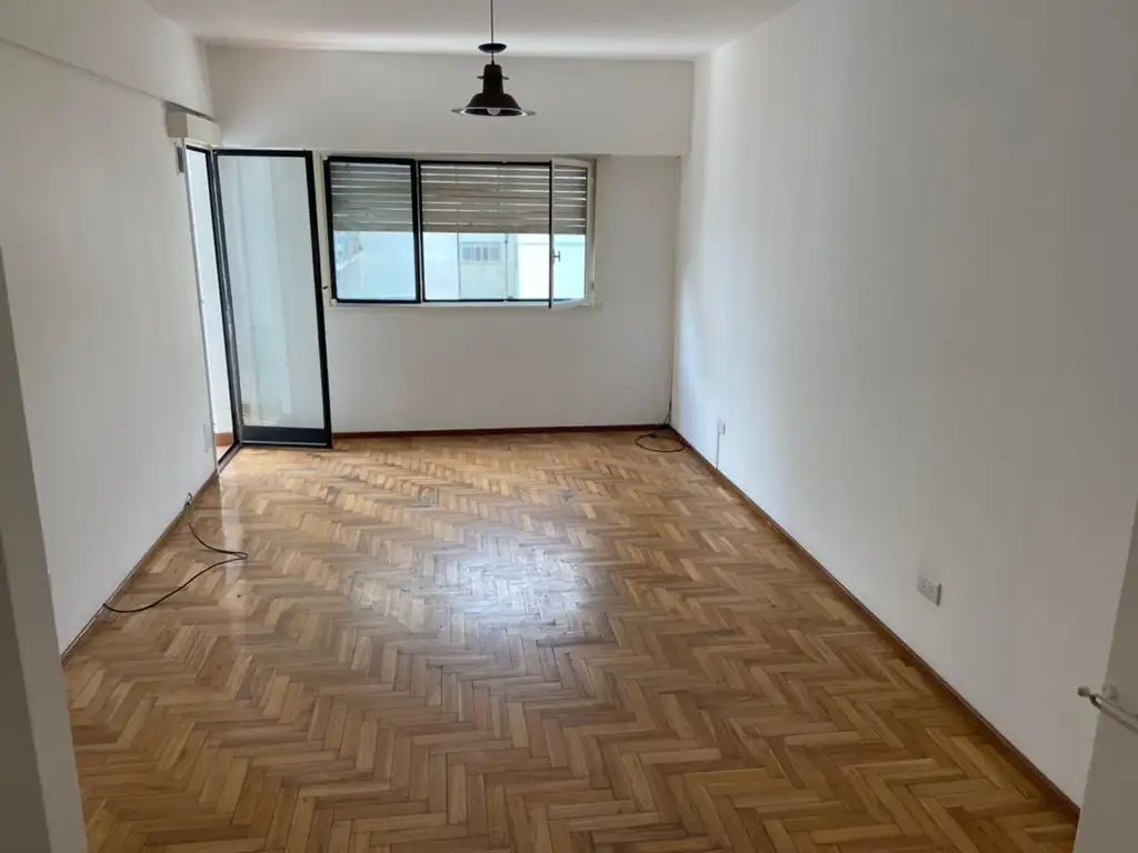 Piso 6 con balcón y 2 dormitorios