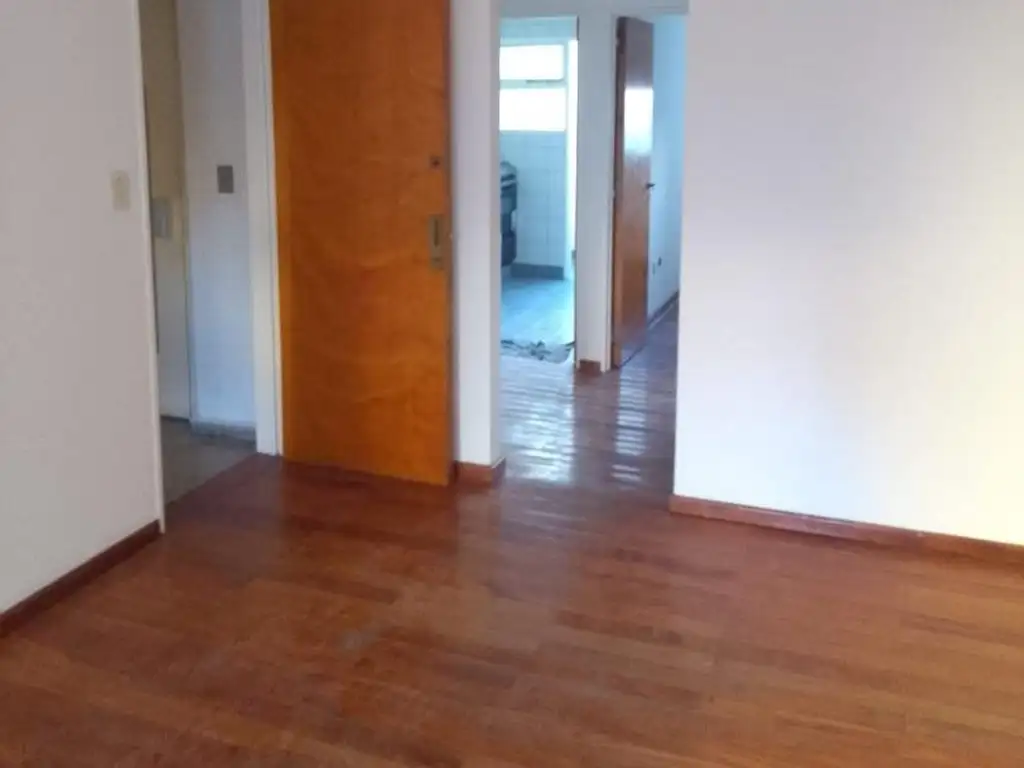 1 dormitorio al frente con balcón