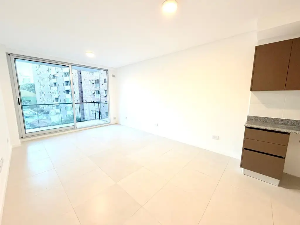 Monoambiente con balcón y pileta