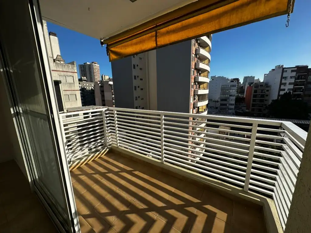 7° piso con balcón y AC