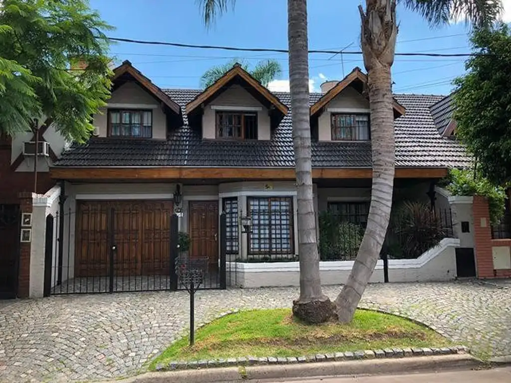 Chalé com piscina e churrasqueira