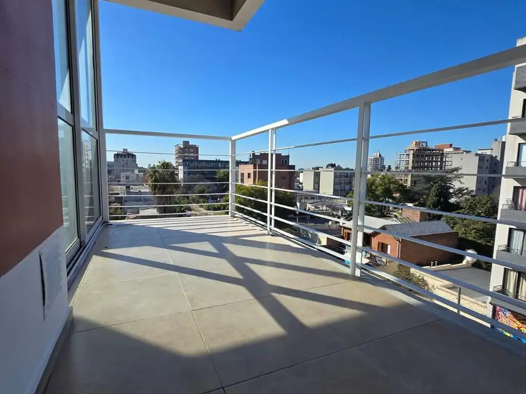 Departamento con balcón terraza y cochera