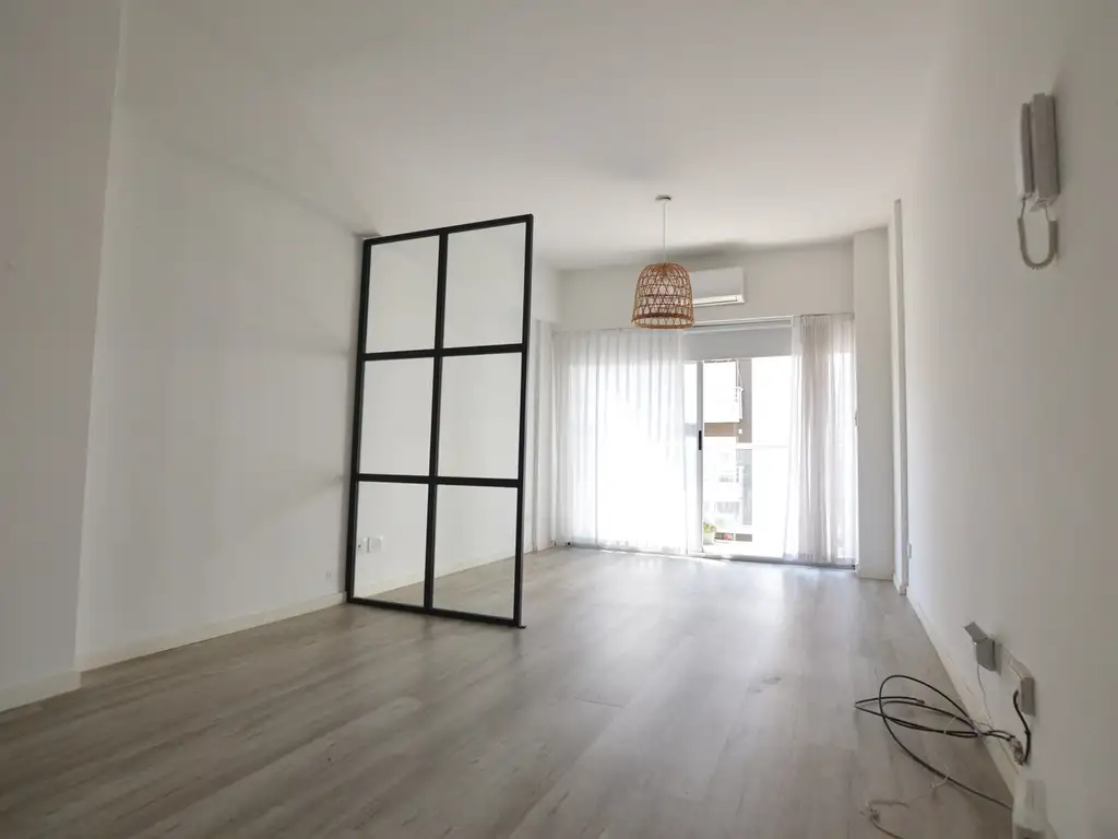 Monoambiente con balcón al frente