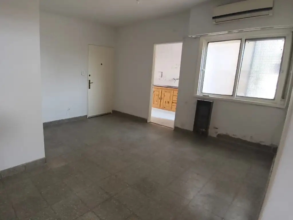 Dormitorio con placard, cocina equipada