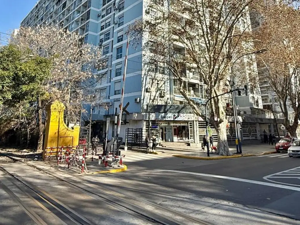 1 ambiente con balcón, frente