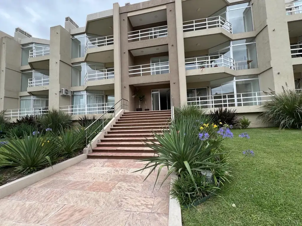 2 ambientes con balcón y cochera