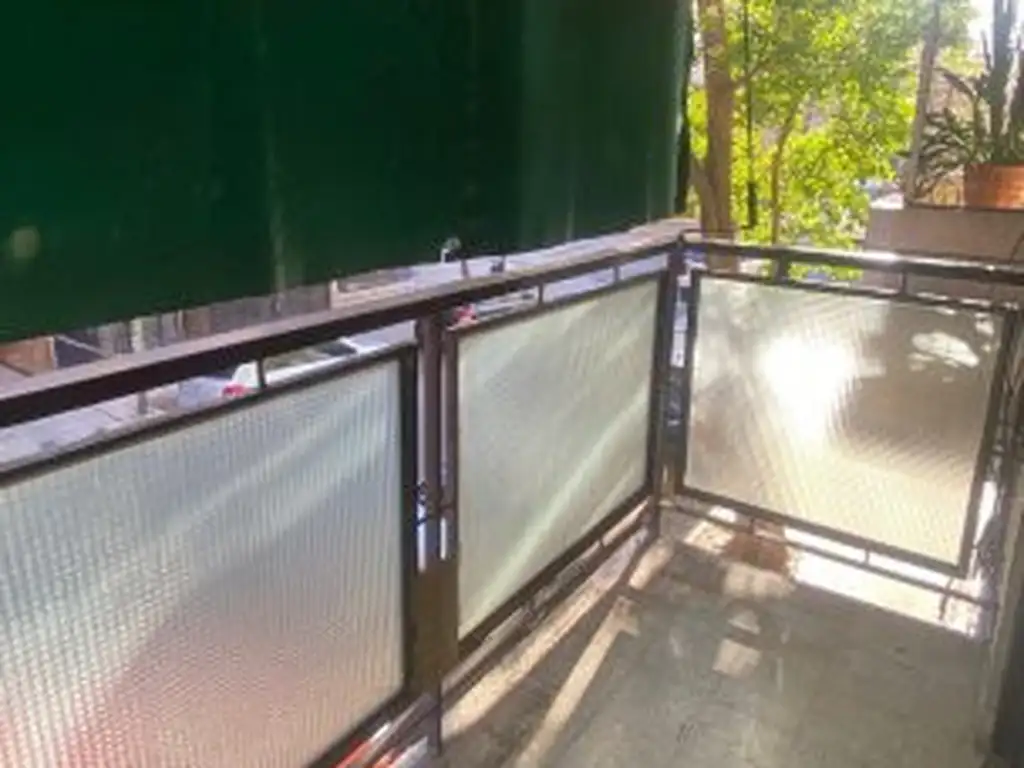 Monoambiente con balcón al frente