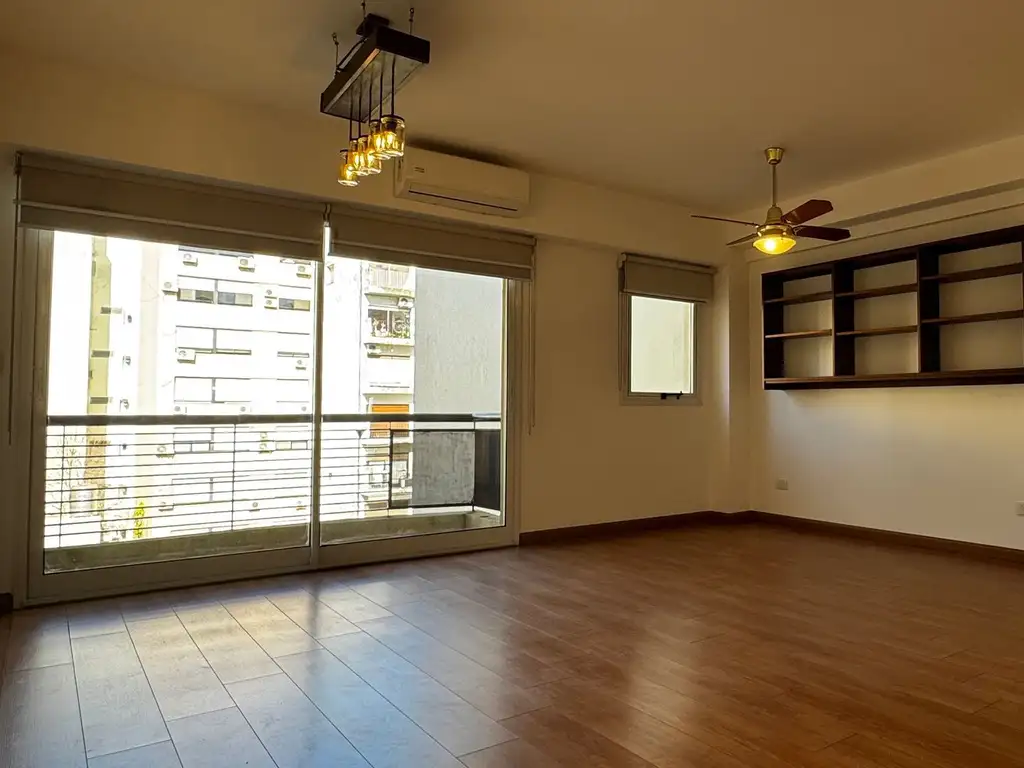 Monoambiente con balcón y A/C