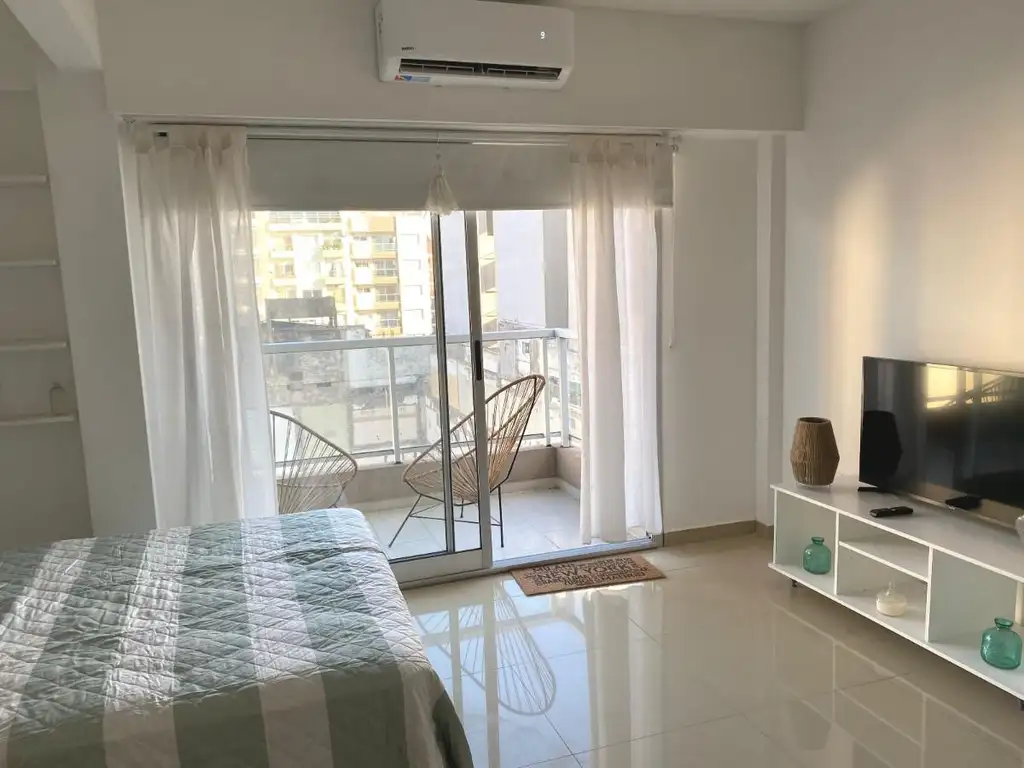 Monoambiente amoblado con balcón