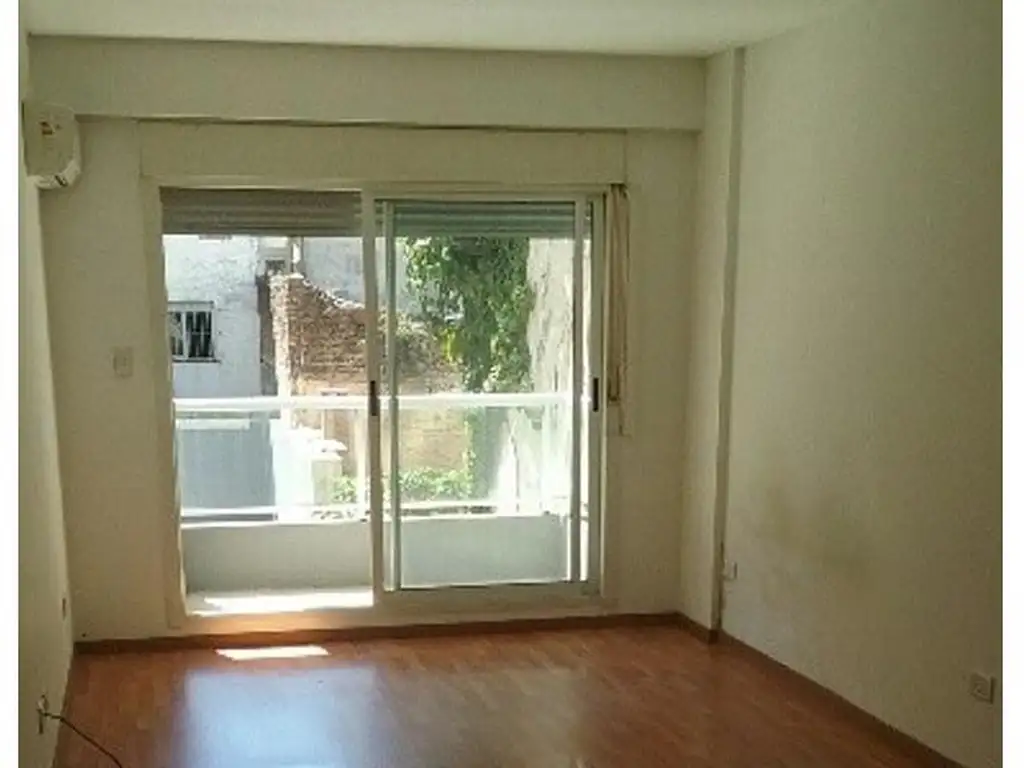 Monoambiente con balcón y piscina