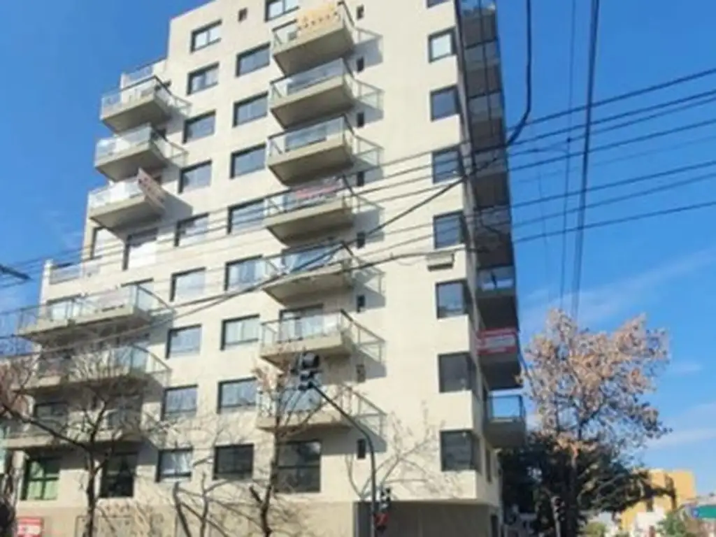 Balcón al frente, cocina integrada