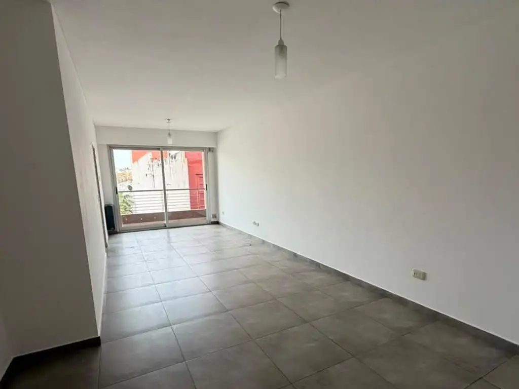 Monoambiente con balcón corrido