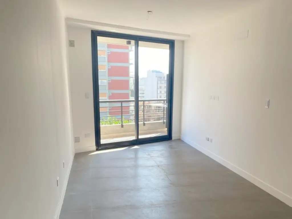 1 ambiente con balcón amplio