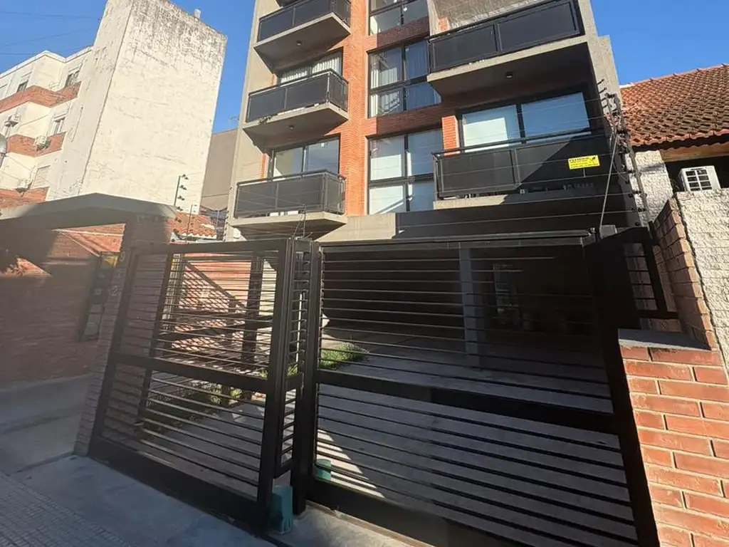 Monoambiente con balcón y cocina integrada
