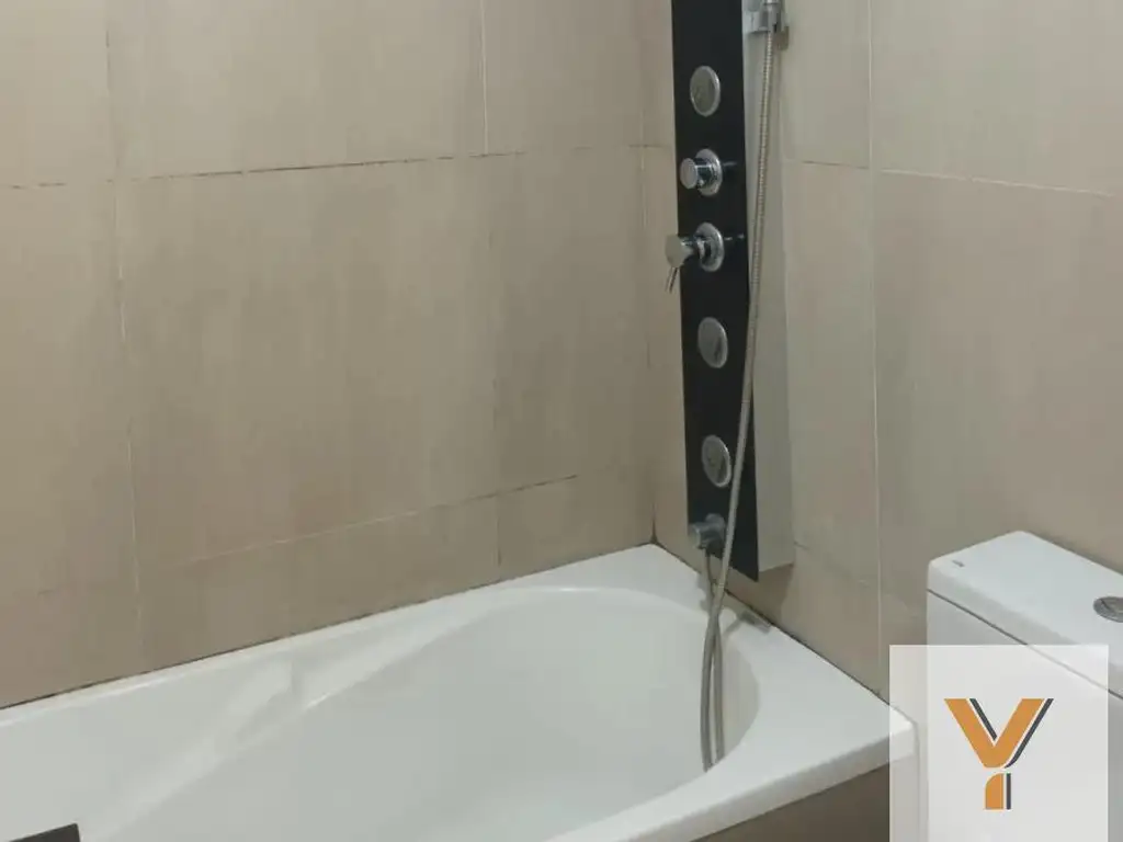 Monoambiente con balcón y bañera