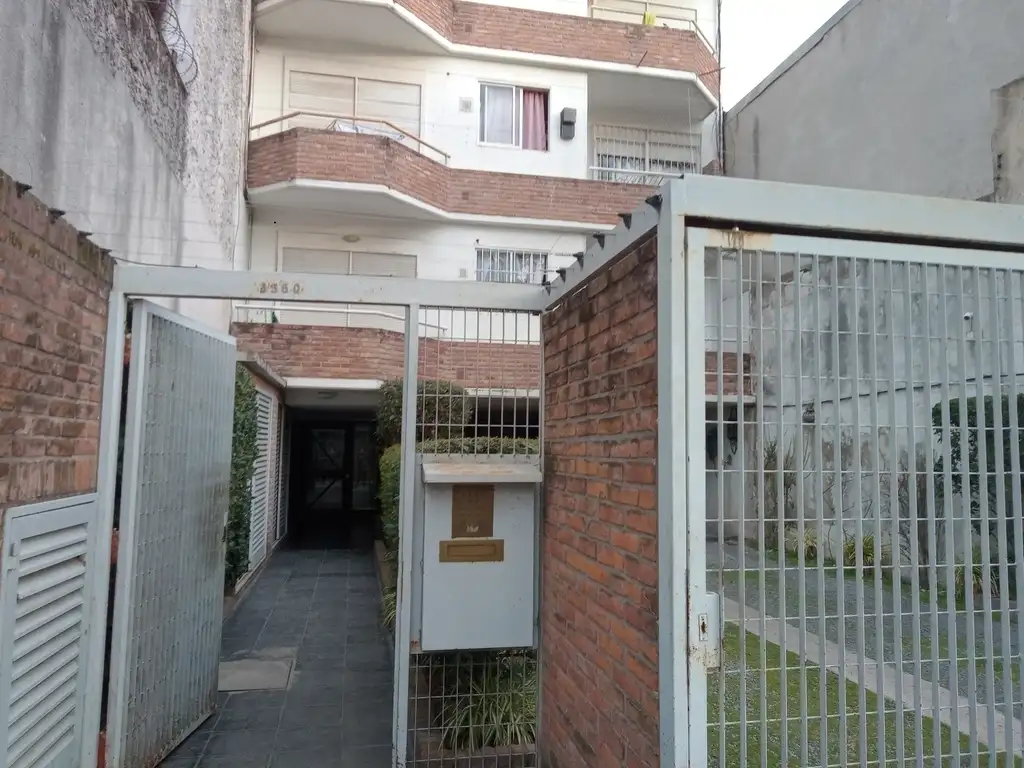 1 ambiente con balcón al frente