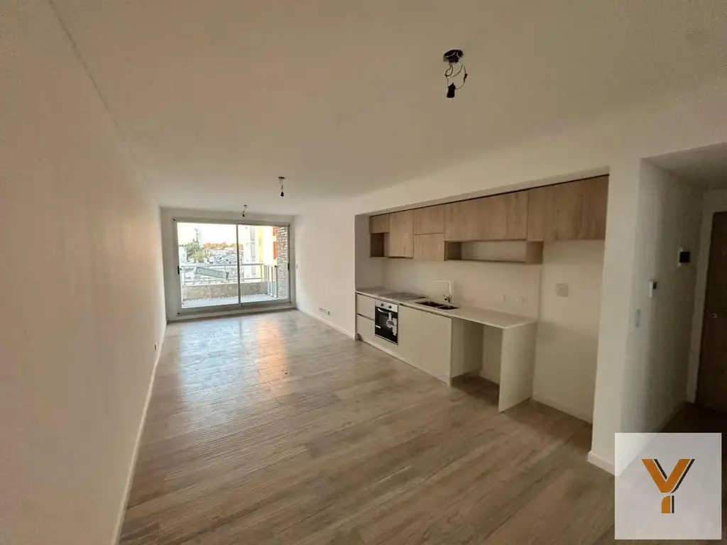 Planta baja con balcón y 1 dormitorio