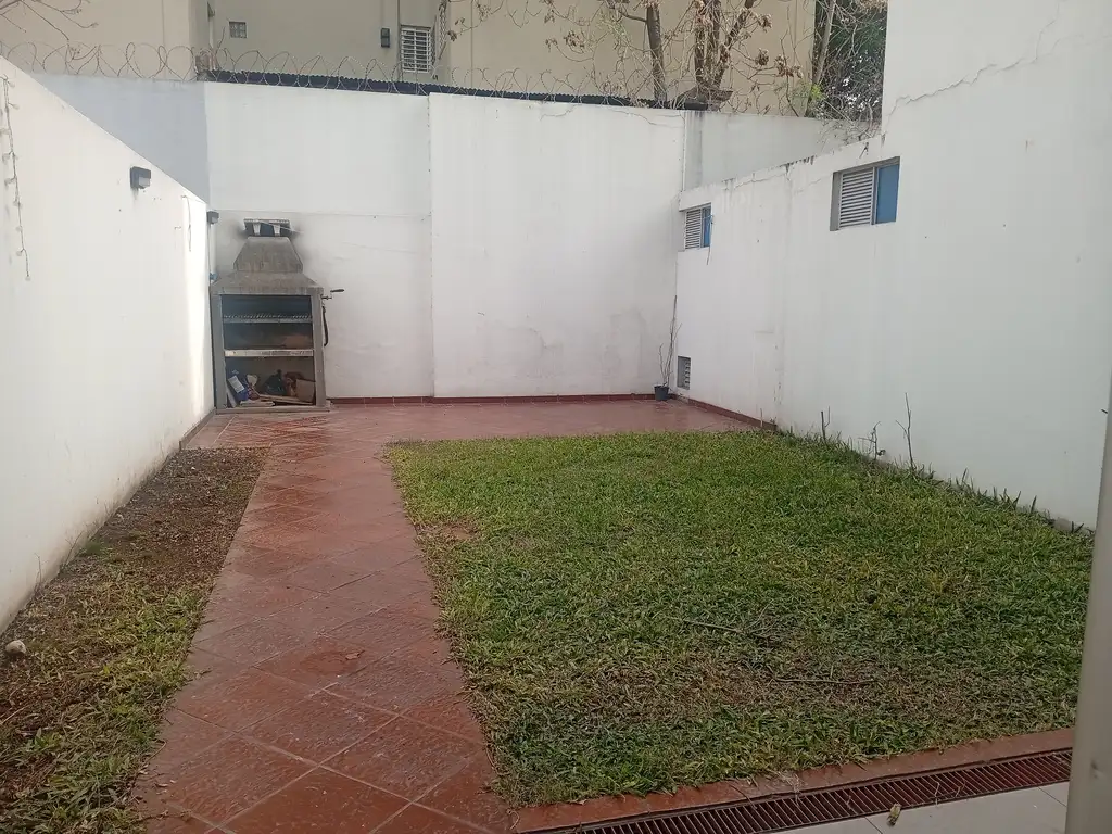 Monoambiente con jardín y parrilla