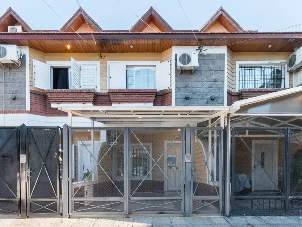 Triplex con cochera y patio