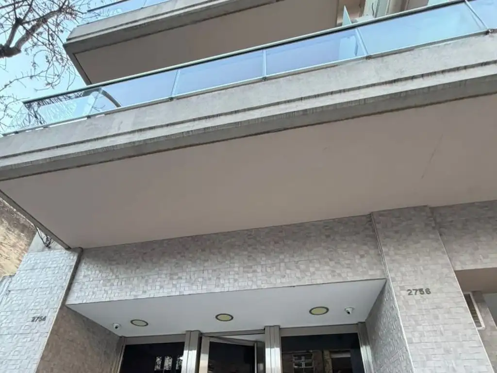 Amoblado con balcón y pileta