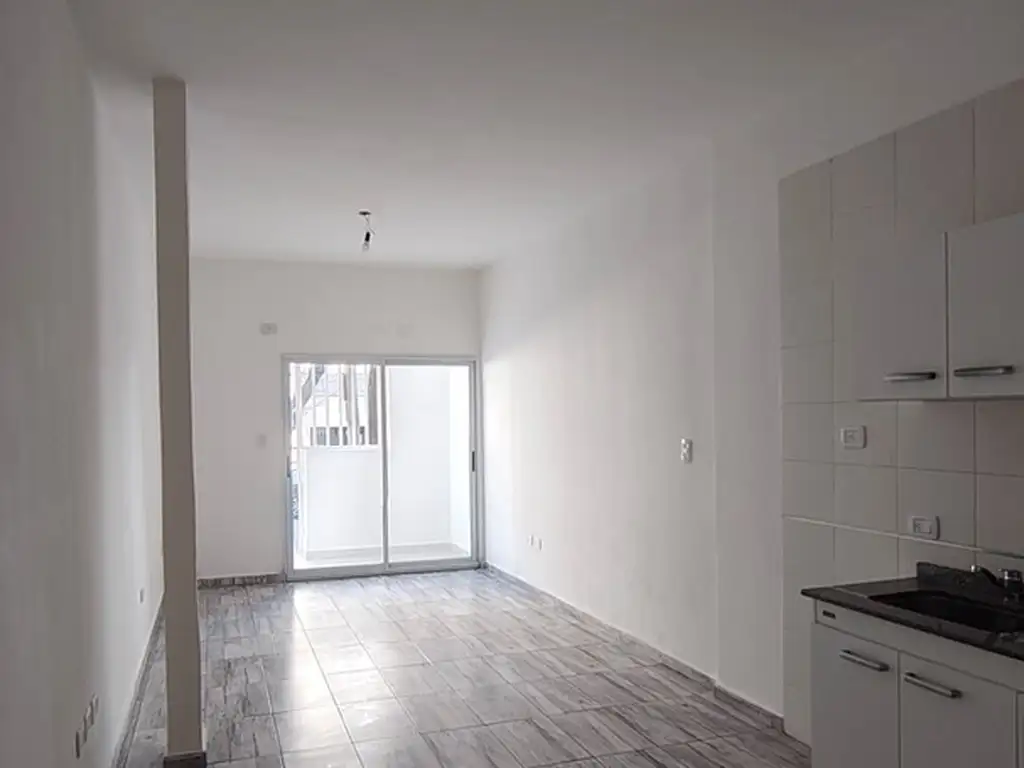 Planta baja con balcón techado