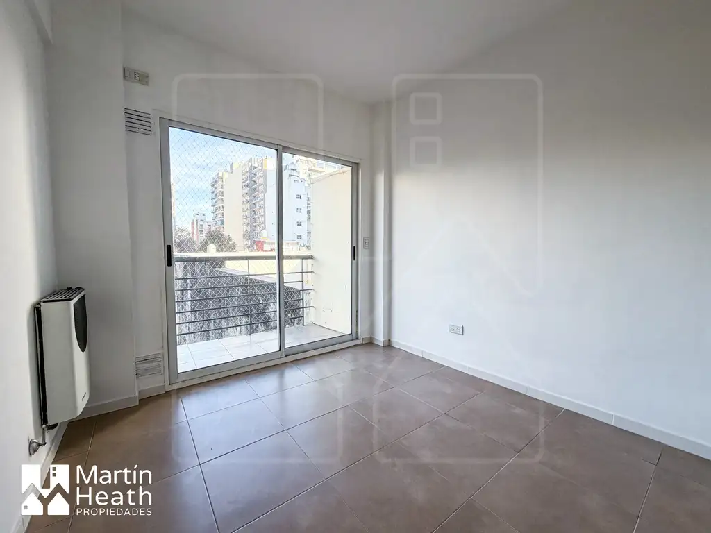 1 dormitorio con balcón y pileta
