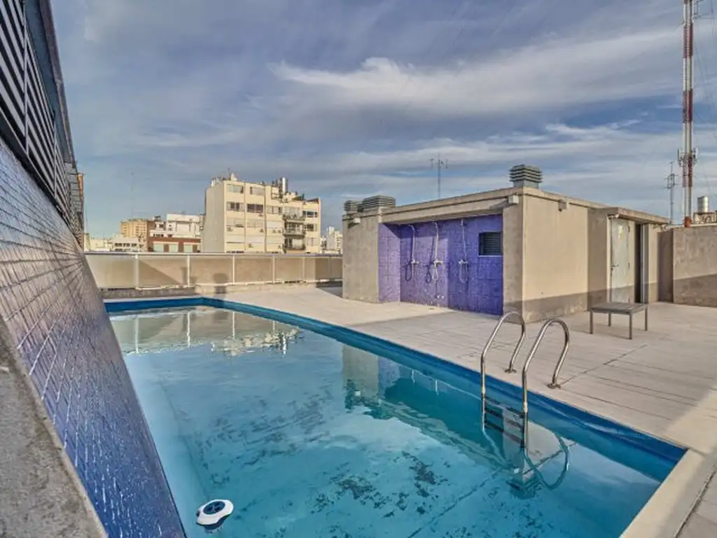 Monoambiente con balcón y piscina