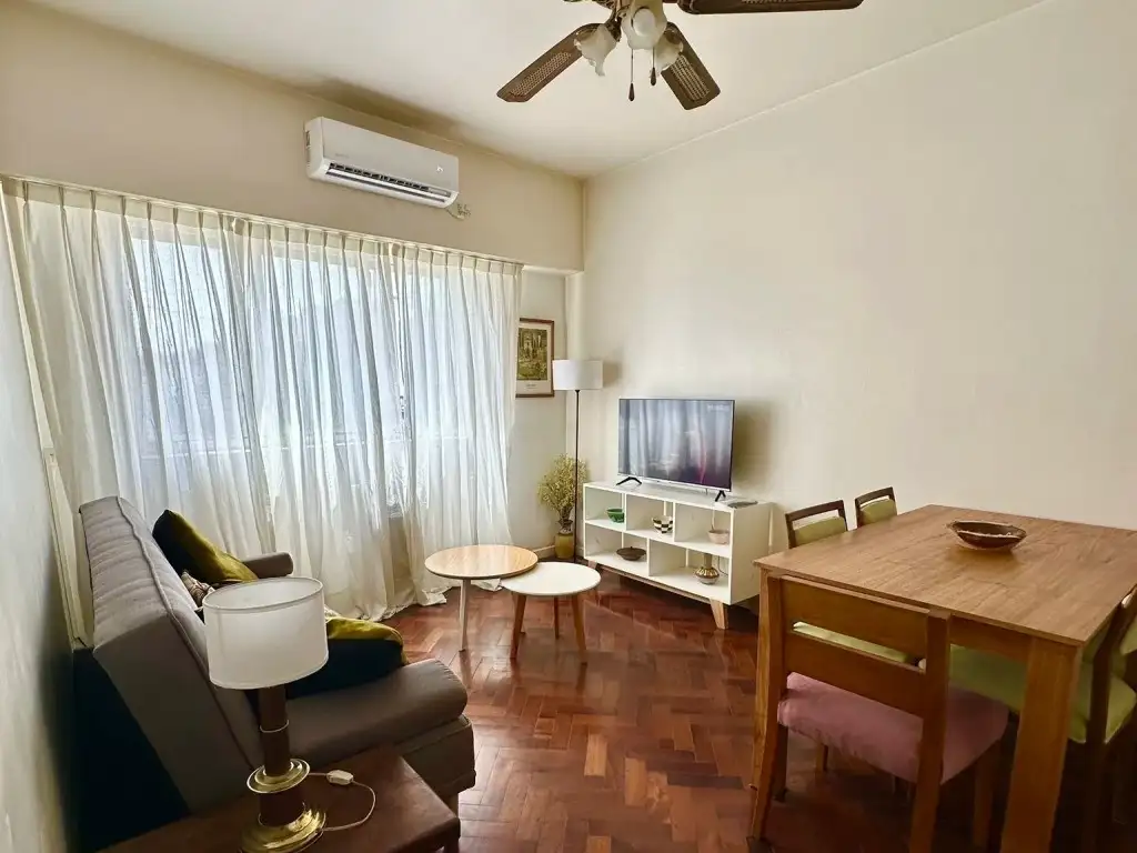 Piso 8 con parquet y sofá cama