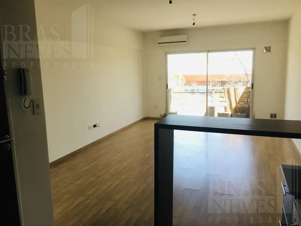 Departamento con balcón y cocina integrada