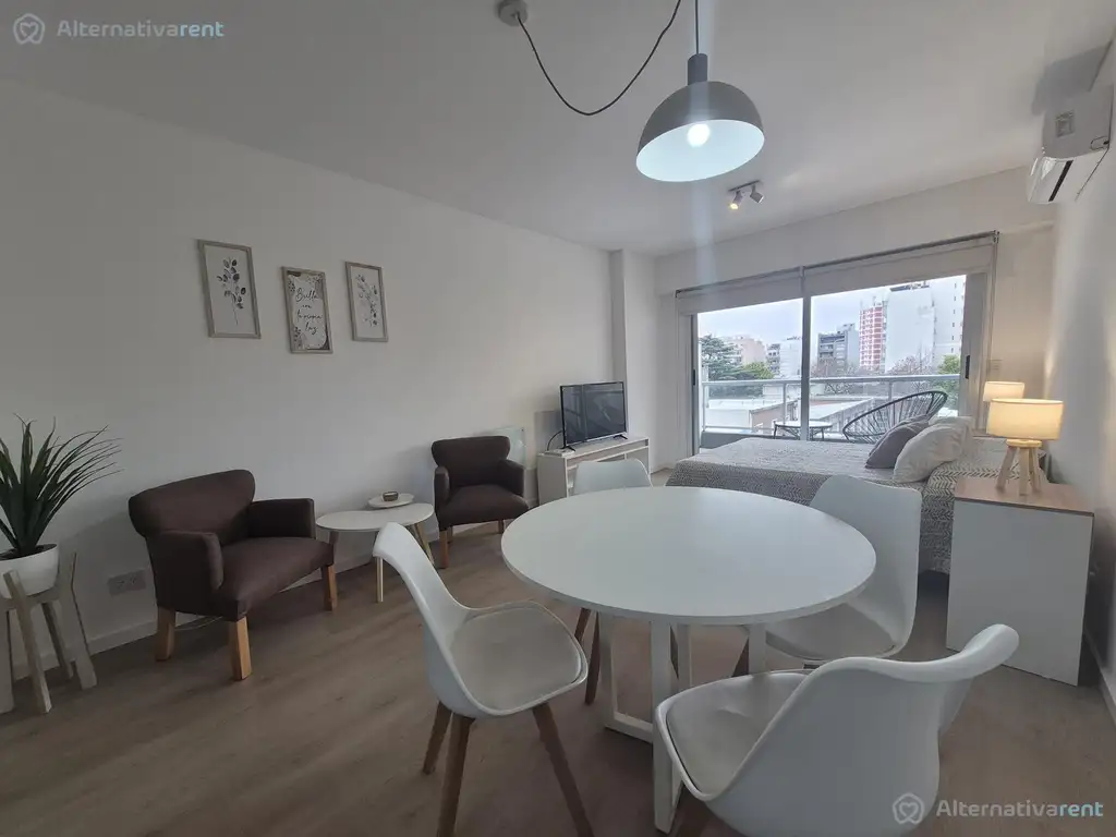 Monoambiente amoblado con balcón