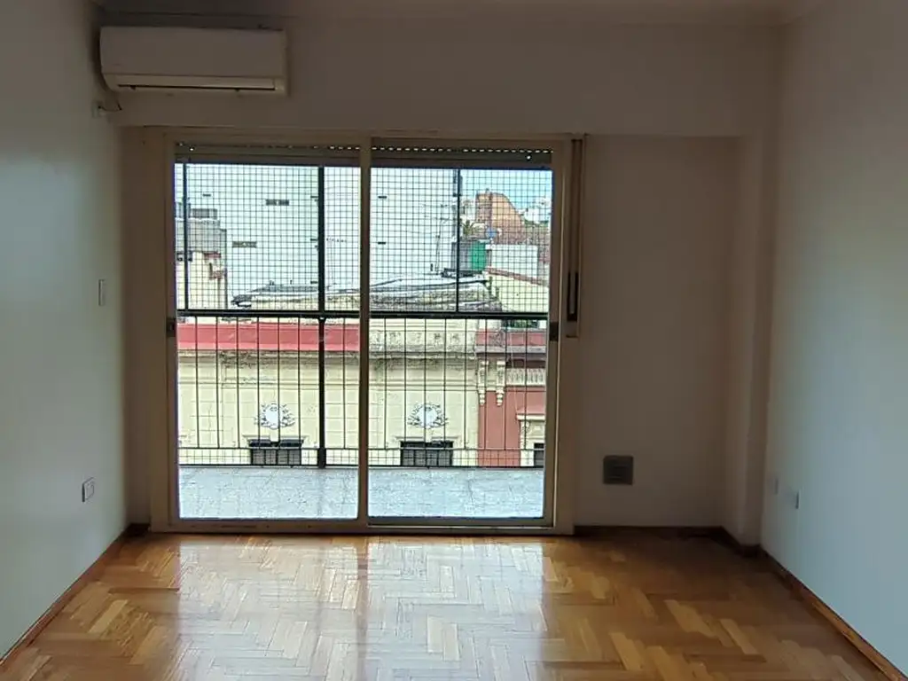 2 ambientes con balcón corrido