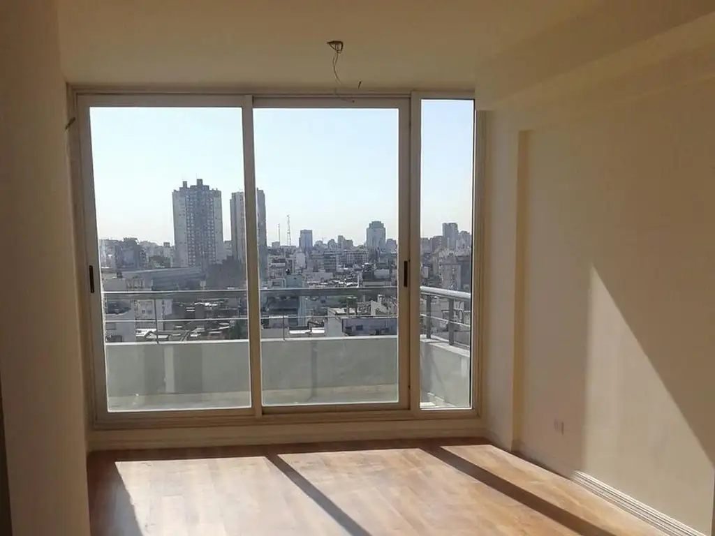 Piso alto con balcón terraza
