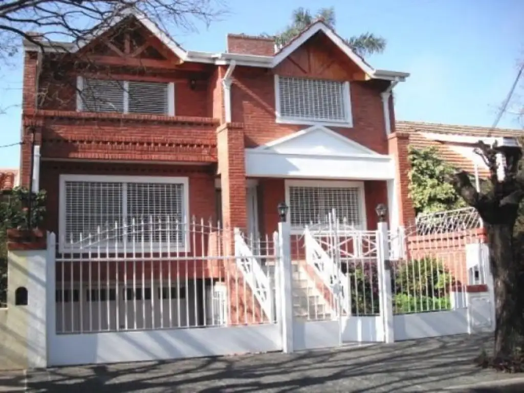 Casa com piscina e 3 dormitórios