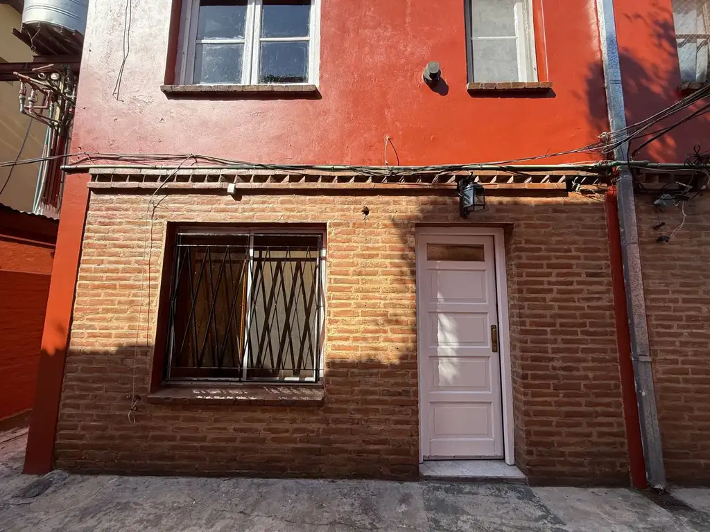Duplex 2 dormitórios, pátio lateral