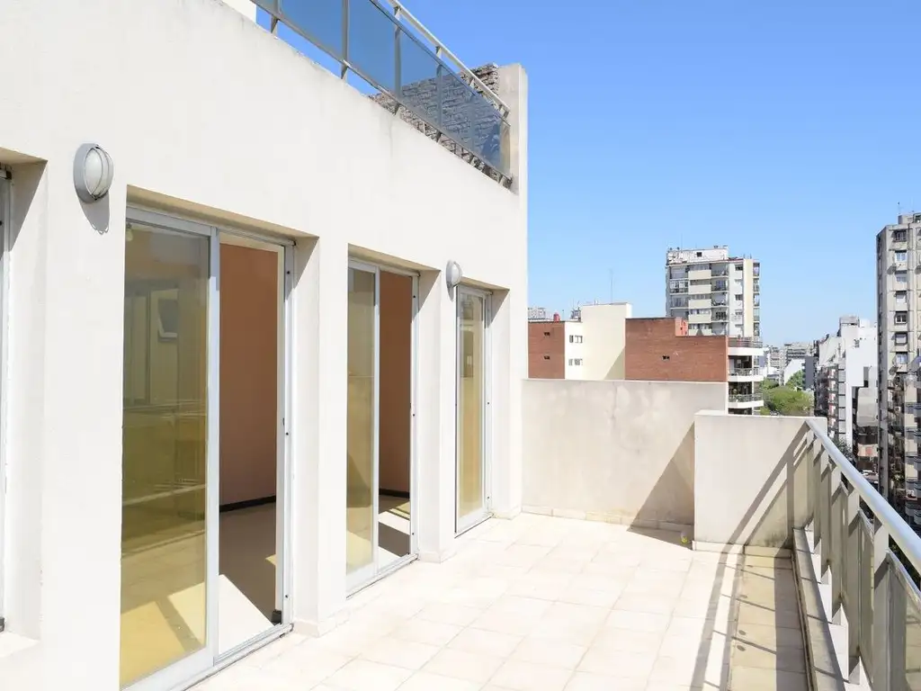 Monoambiente con balcón terraza