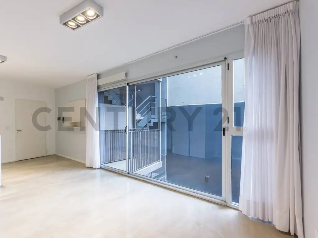 1 ambiente con balcón y anafe
