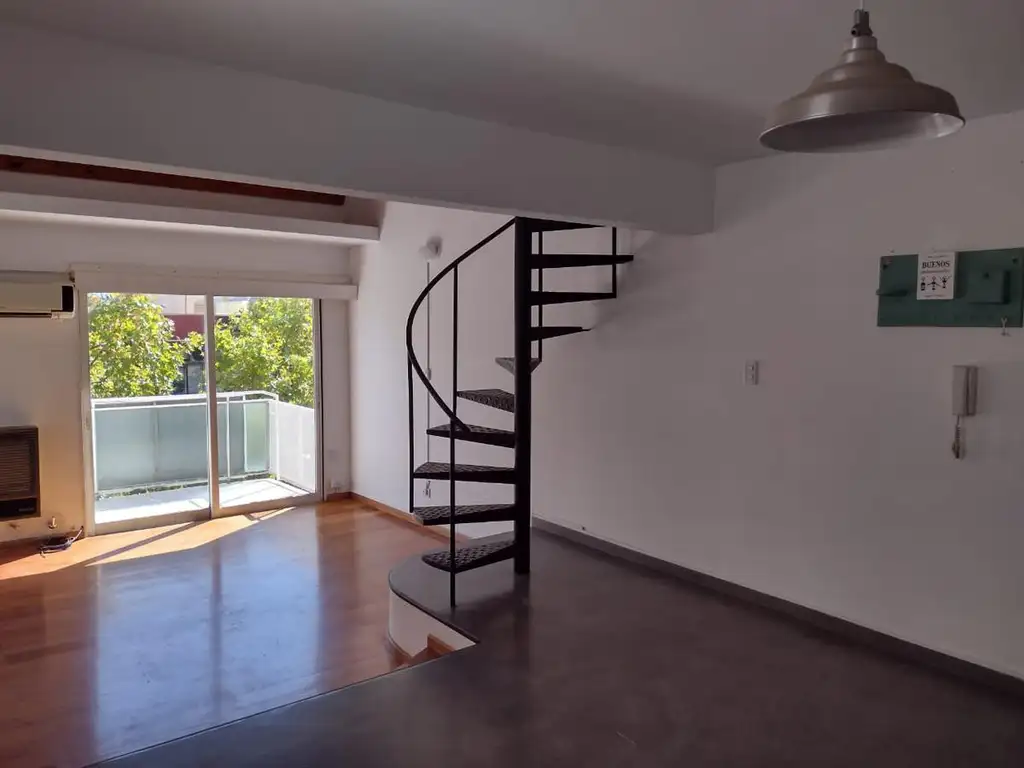 Dúplex con balcón y cochera