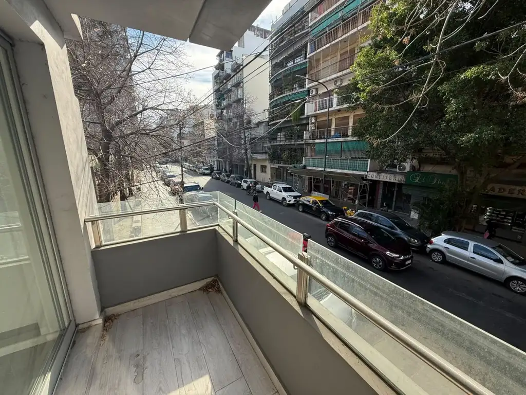 Monoambiente con balcón y terraza