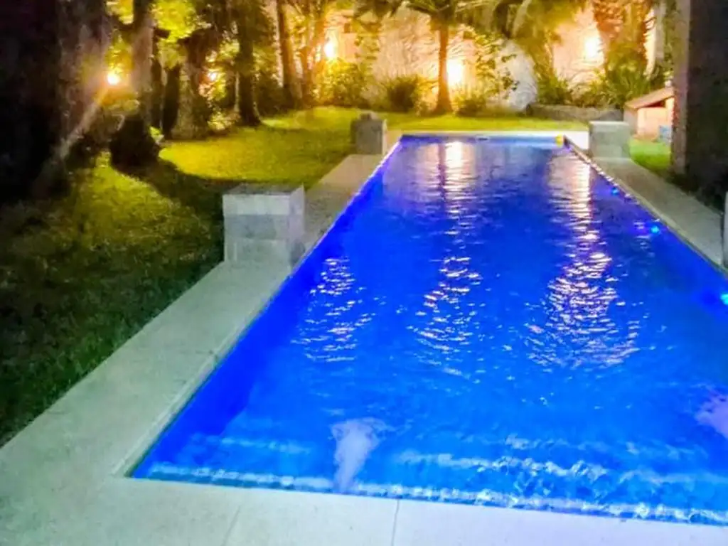 Chalet con pileta y quincho