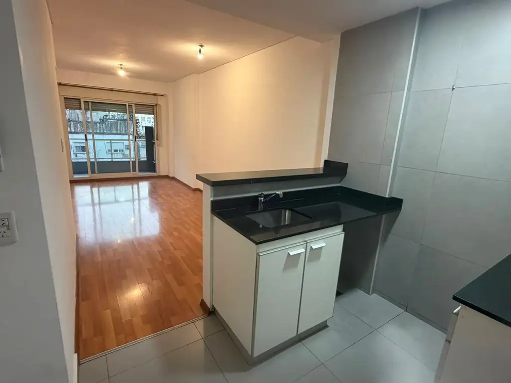 Departamento con balcón y pileta