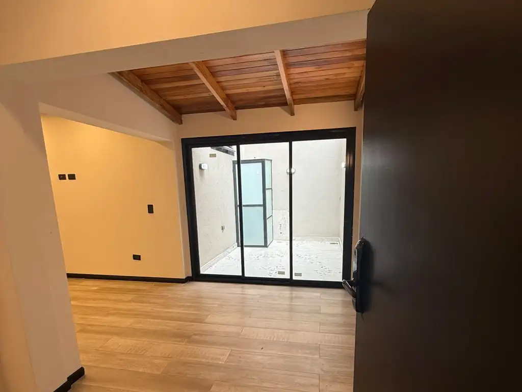 1 ambiente con patio y terraza