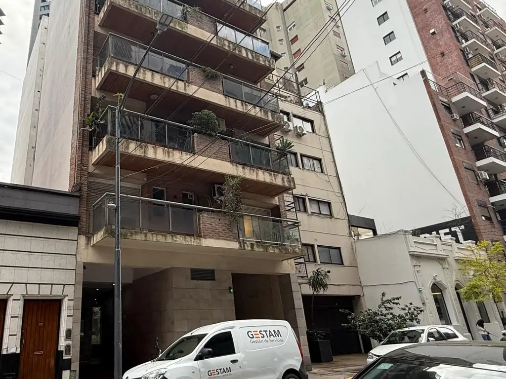 Departamento con balcón corrido