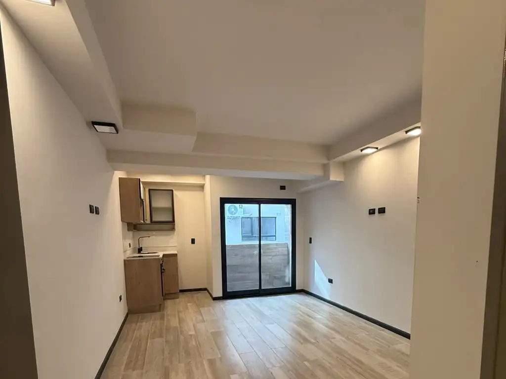 1 ambiente con balcón y terraza