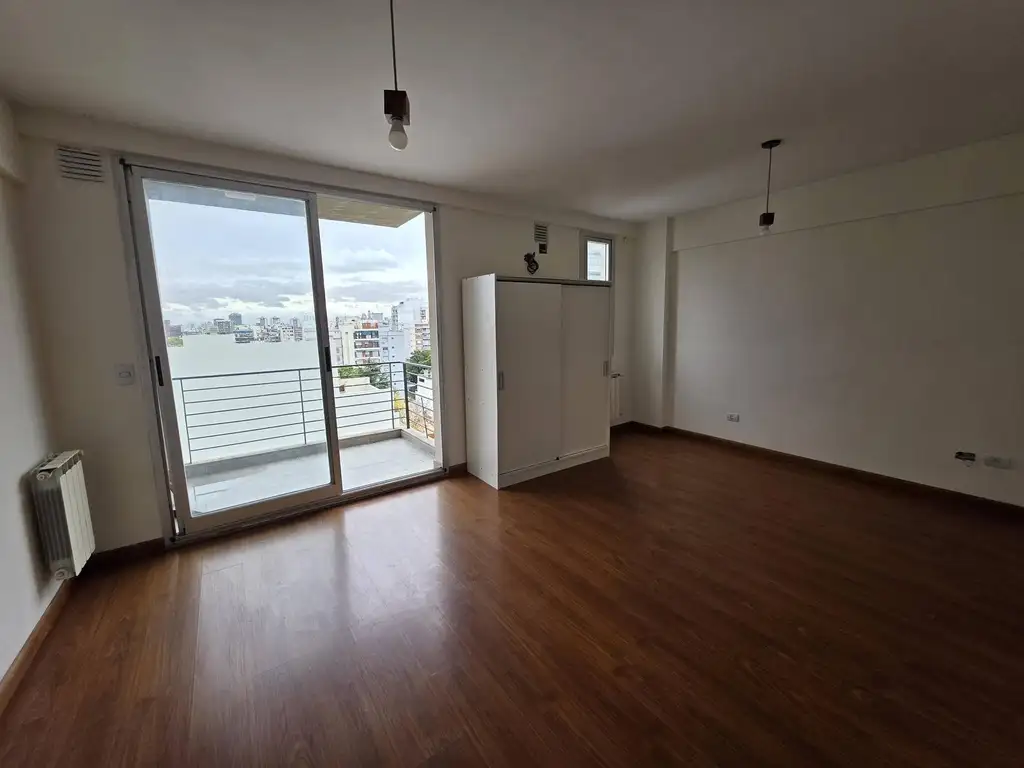 Monoambiente con balcón y caldera