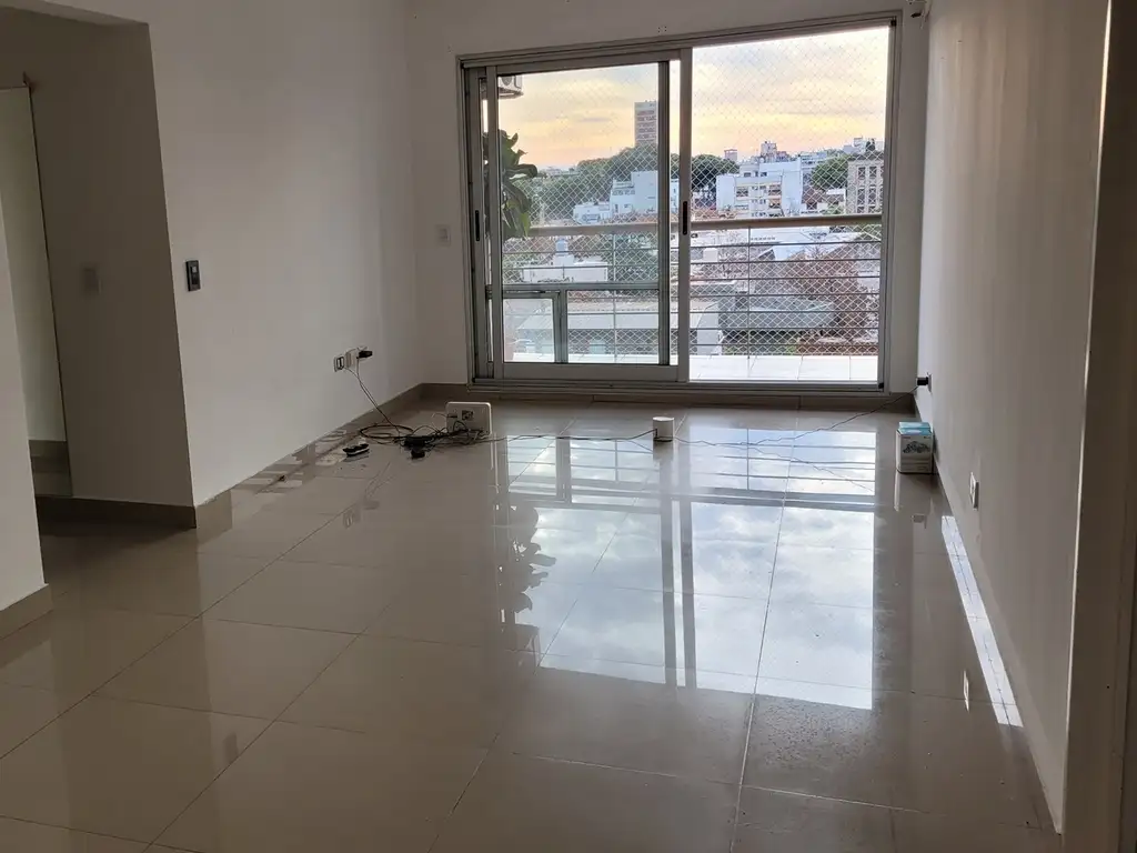 6° piso contrafrente con balcón corrido