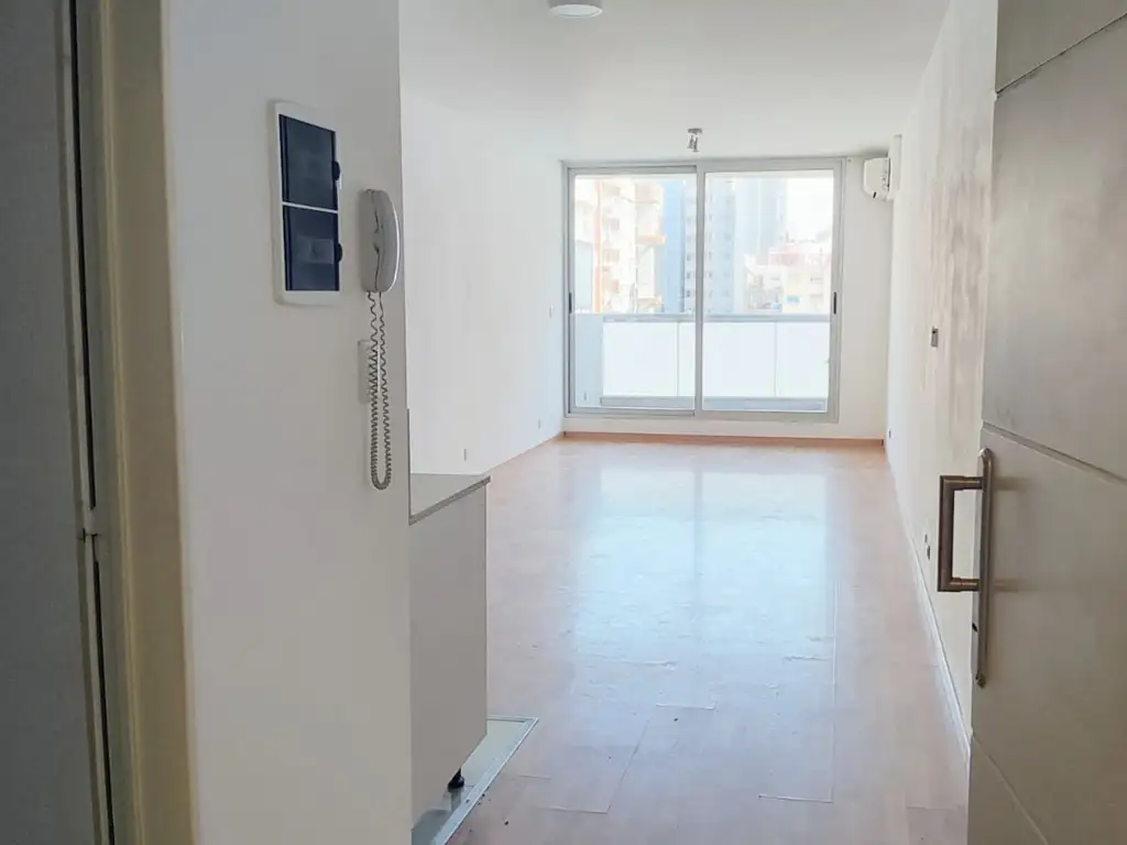 1 ambiente con balcón y amenities