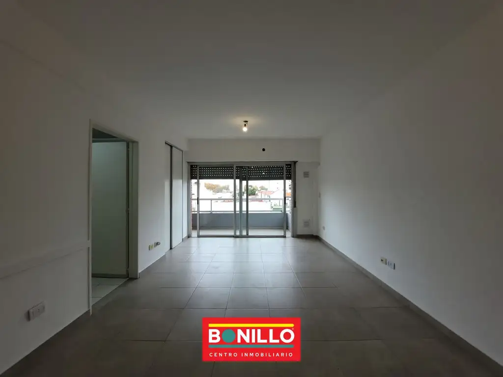 Monoambiente con balcón y SUM