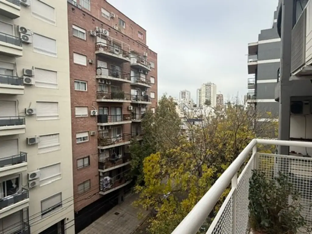 Monoambiente con balcón en Coghlan